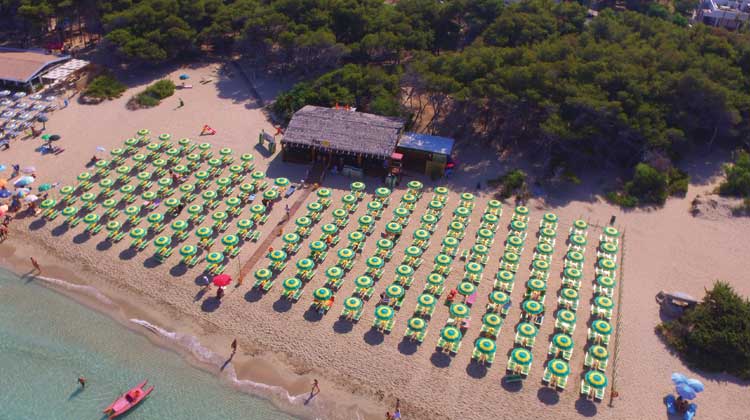 spiaggia attrezzata in salento